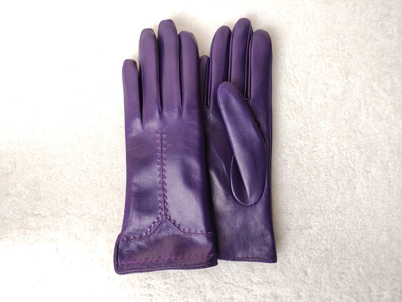 Puede incluir: Un letrero de madera r&uacute;stica con el texto "Welcome to our home" en letras blancas. El letrero presenta un acabado envejecido y un dise&ntilde;o sencillo y acogedor.