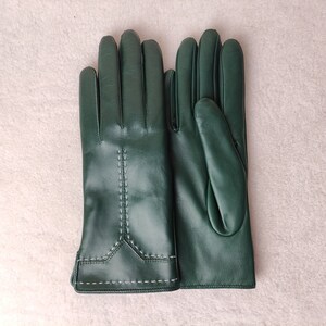 Puede incluir: Un letrero de madera r&uacute;stica con la frase "Welcome to our home" en letras blancas. El letrero presenta un acabado envejecido y un dise&ntilde;o sencillo y acogedor, ideal para un porche o entrada.