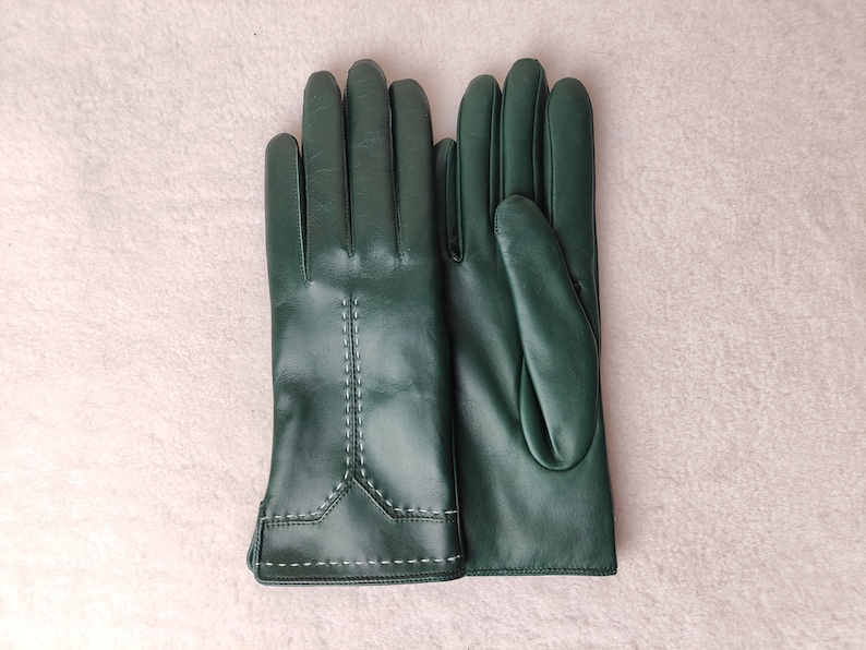 Puede incluir: Un letrero de madera r&uacute;stica con la frase "Welcome to our home" en letras blancas. El letrero presenta un acabado envejecido y un dise&ntilde;o sencillo y acogedor, ideal para un porche o entrada.