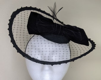 Veiled black fascinator / cocktail hat with bow and feathers "Michelle"