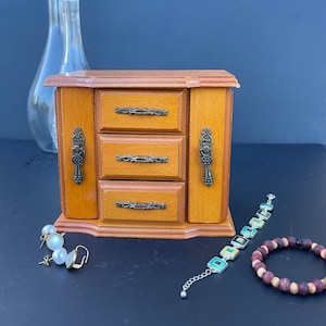 Scatola di gioielli in legno vintage vecchio stile. Motivo asiatico. Vari cassetti per la conservazione. Perfetto organizzatore di gioielli. Gingillo, piccola scatola di accessori