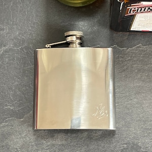 Vintage Schnaps Flasche, Edelstahl 6 oz. Sauberer, fast neuer Flachmann. Ausgefeiltes Deckel-Design. Dünne und leichte Schnaps Flasche. Anpassen