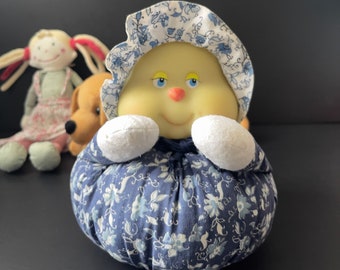 Vintage Franse AJENA-pop, glow-in-the-dark gezicht, blauwe bloemenoutfit
