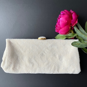 Bolsa elegante com miçangas brancas. Bolsa de noite vintage feita de pequenas contas brilhantes. Elegante carteira branca feita à mão. Forros sedosos, ferragens douradas