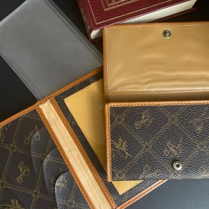 Par de carteira e porta-passaporte vintage combinando, material de lona de PVC de qualidade, carteiras resistentes à água, Fiocchi, feito na Itália. Peça da moda