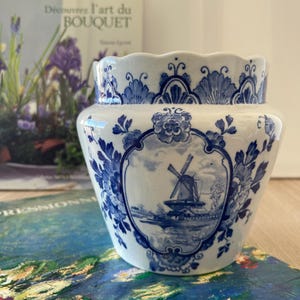 Schöne Vintage-Vase, Blau glasiert mit Motiv Foliage und Schiffen. Blumenrandvase, weißes und blaues Glas, französische Keramik, gestempelter Buchstabe B