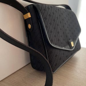 Vintage Pierre Cardin Monogramm Tasche: Schwarzer Ledergriff, Französische Mode