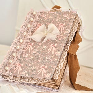 Coquette Romantic Junk Journal handgemaakt / notitieboek roze kant en parel shabby chic stof / 340 theegeverfde vintage pagina&#39;s / A5-formaat