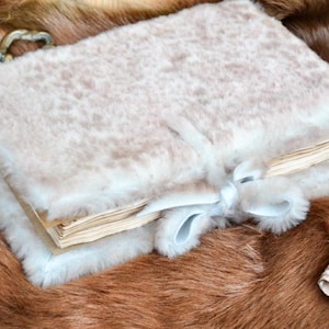 Leder Fell Einband Lederbuch - Flauschiges Handgefertigtes Tagebuch im Vintage Stil - Traumtagebuch - Erinnerungsbuch - Notizbuch mit verwitterten Seiten