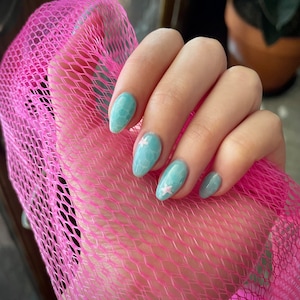 Clous de piscine turquoise || Presse gel inspirée de la piscine/de l'eau sur les ongles avec décoration d'ongles étoile de mer || Fait main