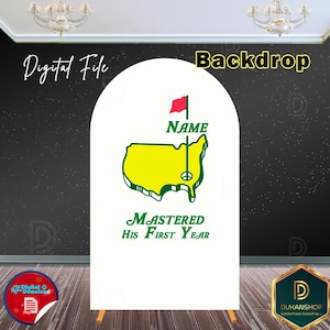 Peut inclure: Toile de fond blanche avec un motif de carte jaune et verte, un drapeau rouge et le texte "NAME" et "MASTERED HIS FIRST YEAR". La toile de fond est soutenue par un support en bois et porte les mots "Digital File" et "Backdrop".