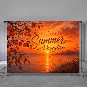 Puede incluir: Un telón de fondo rectangular que muestra una puesta de sol sobre un mar en calma con una rama de árbol cargada de frutos naranjas a la izquierda. El texto dice "WELCOME Summer in Paradise 2026" en una fuente cursiva oscura. Soporte de metal negro.