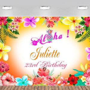 Può includere: Un vivace sfondo di compleanno a tema tropicale. Il design presenta colorati ibisco, plumeria e altri fiori, insieme al testo "Aloha! Juliette 23rd Birthday" in un font giocoso. Una grafica di ananas aggiunge all'atmosfera festosa.