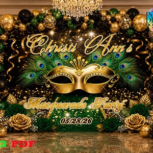 Puede incluir: Fondo digital para una fiesta de máscaras, con una máscara dorada, plumas de pavo real y globos negros, dorados y verdes. El texto dice "Christi Ann's Masquerade Party" con una fecha. Incluye un logotipo "PNG PDF".