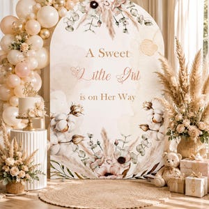 Peut inclure: Un panneau de fond arqué présentant un motif floral aquarelle crème et beige avec des tiges de coton et de l'herbe de la pampa. Le texte indique A Sweet Little Girl is on Her Way dans des polices élégantes. Le panneau est présenté avec des ballons.
