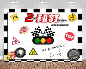 Op de afbeelding: Een rechthoekige achtergrond met een zwart-witte geblokte rand met de tekst 2 FAST AND RUNNING, Happy Birthday Camilo, een verkeerslicht, twee finishvlaggen, verkeersborden, een band met vlammen en een snelheidsmeter.