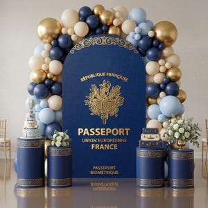 Peut inclure: Une grande arche décorative bleu marine ornée de l'emblème et du texte dorés d'un passeport français, entourée d'une guirlande de ballons bleu marine, bleu clair, dorés et crème. Deux socles cylindriques bleu marine portent un gâteau et des valises.