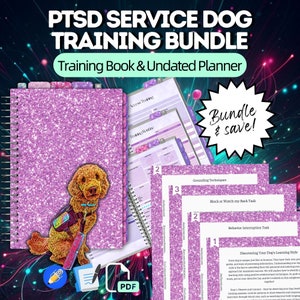 Op de afbeelding: Een roze glitter-trainingsmap met een spiraalbinding en een afbeelding van een bruine en witte poedel die een hulphondvest draagt. De map is gelabeld met "PTSD Service Dog Training Bundle" en "Training Book & Undated Planner". Er zijn drie extra pagina's zichtbaar, elk met een andere trainingstaak: "Aardingstechnieken", "Blokkeren of mijn rug bewaken" en "Gedragsonderbrekingstaak".