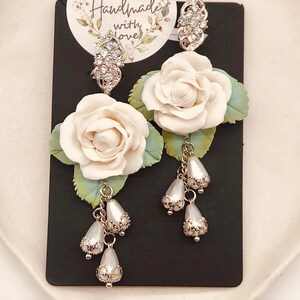 White Rose Earrings Wedding jewelry Flower Earrings Polymer clay roses Wedding pearl earrings Polymer clay earrings Realistic white roses