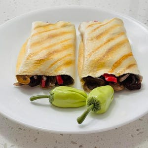 Realistic Artificial Fajitas with Peppers Fake Food Prop for Restaurant Display Event Photoshoot Kitchen Decor Party Setup Table Styling