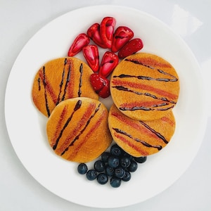 Artificial Food Realistic Pancakes Blueberries & Sliced Strawberries, Fake Food Display, Prop for Café, Restaurant Party Décor Photo Shoots