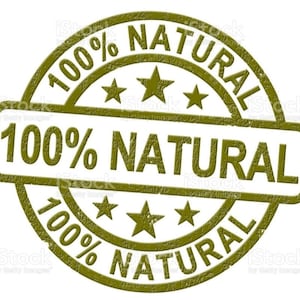 Op de afbeelding: Een groene rubberen stempel met de tekst "100% NATUURLIJK" in een cirkel en een rechthoekige banner. De stempel heeft een verweerde, versleten uitstraling.