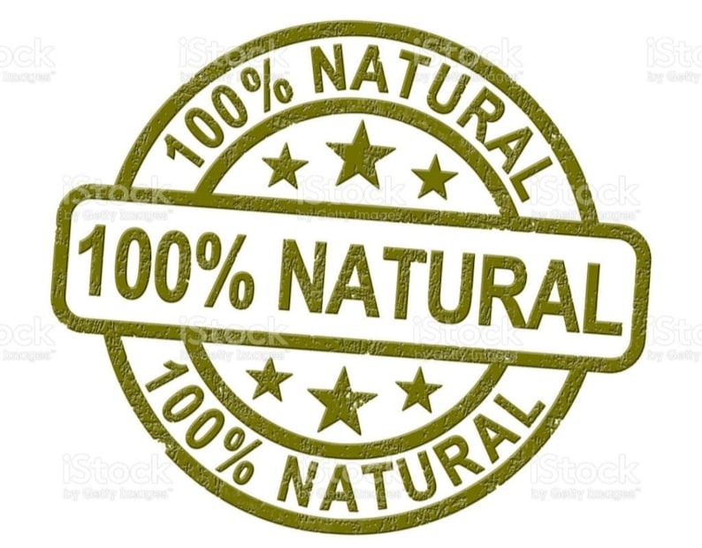 Op de afbeelding: Een groene rubberen stempel met de tekst "100% NATUURLIJK" in een cirkel en een rechthoekige banner. De stempel heeft een verweerde, versleten uitstraling.
