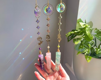 Birth Flower Sun Catcher, Personalised Crystal Suncatcher, Rose Quartz Amethyst Green Fluorite Gemstone Hanging Window Decor Birthday Gift