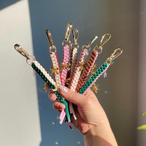 Inspiré de Miu Miu, porte-clés en similicuir tressé breloque pour sac scoubidou porte-clés tissé noué avec breloques dorées porte-clés sac à main personnalisé