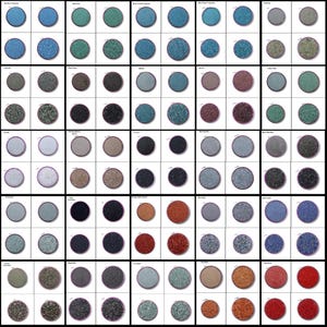 Peut inclure: Une grille de 81 petits échantillons ronds de sable, de gravier et de pierres concassées de différentes couleurs. Chaque échantillon est présenté dans un récipient circulaire blanc avec une bordure noire.