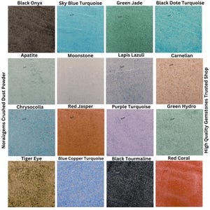 Puede incluir: Una colección de 12 pequeños frascos llenos de piedras preciosas trituradas. Cada frasco está etiquetado con el nombre de la piedra preciosa, como ónix negro, turquesa azul cielo, jade verde y jaspe rojo. Los frascos están dispuestos en una cuadrícula sobre un fondo blanco. Tienda de piedras preciosas de alta calidad y de confianza.