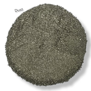 Puede incluir: Primer plano de un montón de polvo gris oscuro. La palabra "Dust" está escrita en blanco sobre el montón.