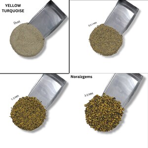 Könnte beinhalten: Vier Proben von gelbem Türkis in verschiedenen Größen, von Staub bis 3,5 mm. Die Steine werden in kleinen Metallschaufeln auf weißem Hintergrund gezeigt. Der Text "YELLOW TURQUOISE" und "Noraigems" ist im Bild sichtbar.