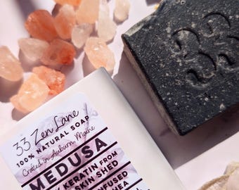 Sapone all'olio essenziale Medusa, cheratina setosa da pelle di serpente, artemisia, sale marino, carbone.