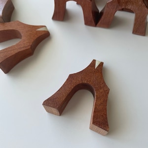 1 piece Bubinga Guzheng Brdiges handmade by Shanghai Huali.  1个 x 上海华黎花梨木手工古筝琴码