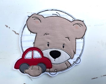 Applikation, Aufnäher, Patch, Button, Teddy mit Auto, Stickwolke, rot