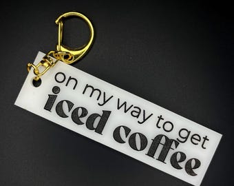 Porte-clés café glacé | Citation « Je vais prendre un café glacé » | Cadeau amusant pour les amateurs de café | Porte-clés acrylique blanc | Bijou de sac