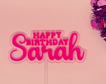 Topo de bolo personalizado em acrílico rosa neon com a frase "Feliz Aniversário"