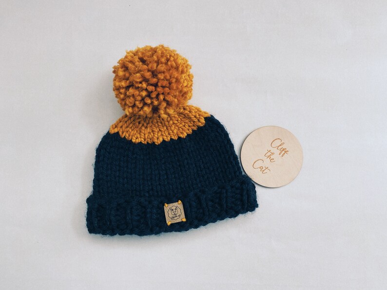 handknitted pompom hat The Huntly 100/% acrylic