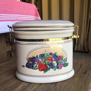 Vintage Knott’s Berry Farm ceramic canister