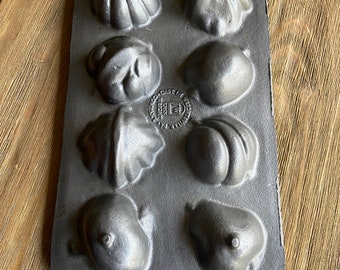 Vintage 1989 John Wright Co Cast Iron Baking Pan, Shell Designs