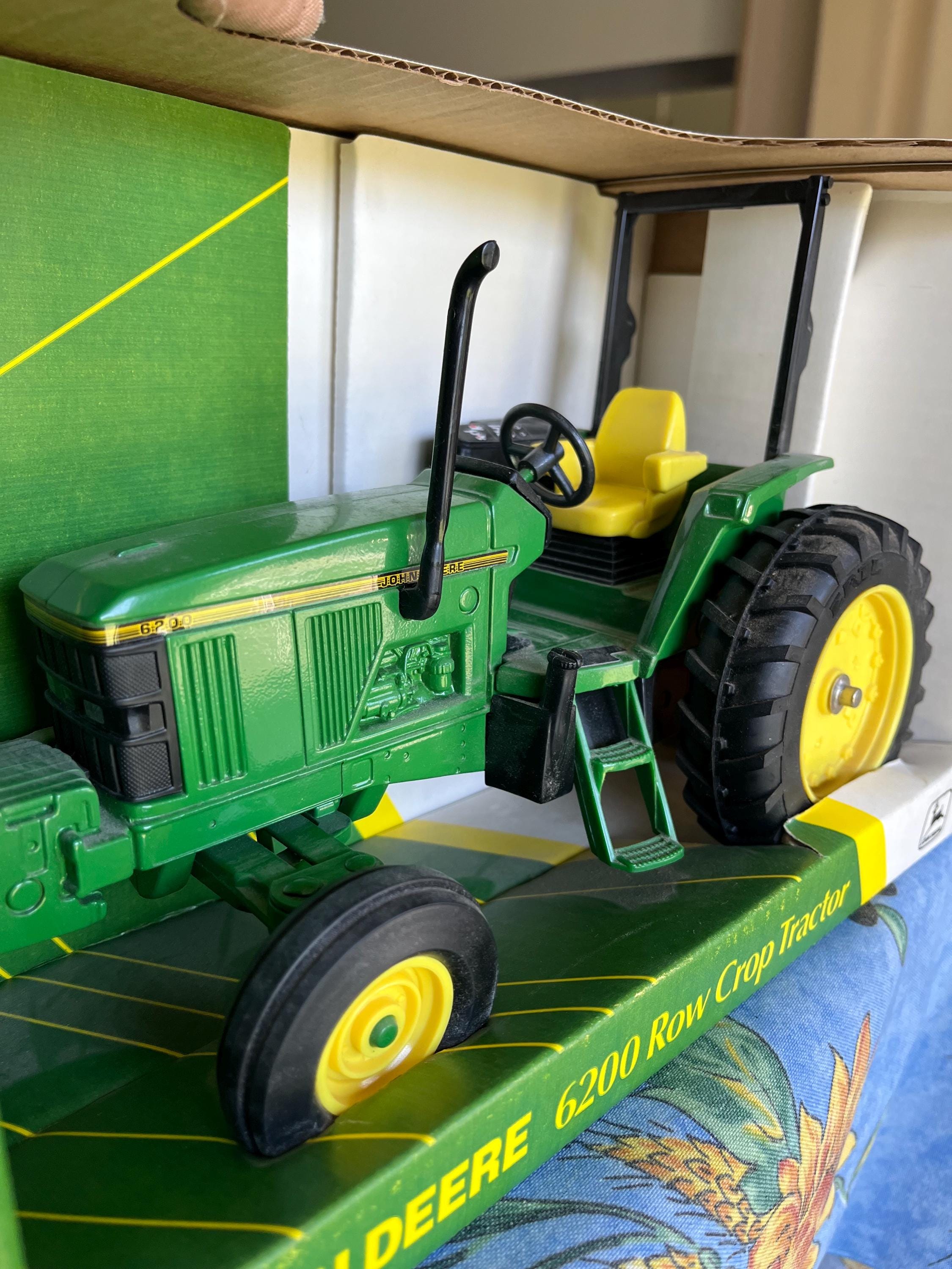 Vintage Ertl John Deere 6200 Row Crop Tractor in Original Box ( 1