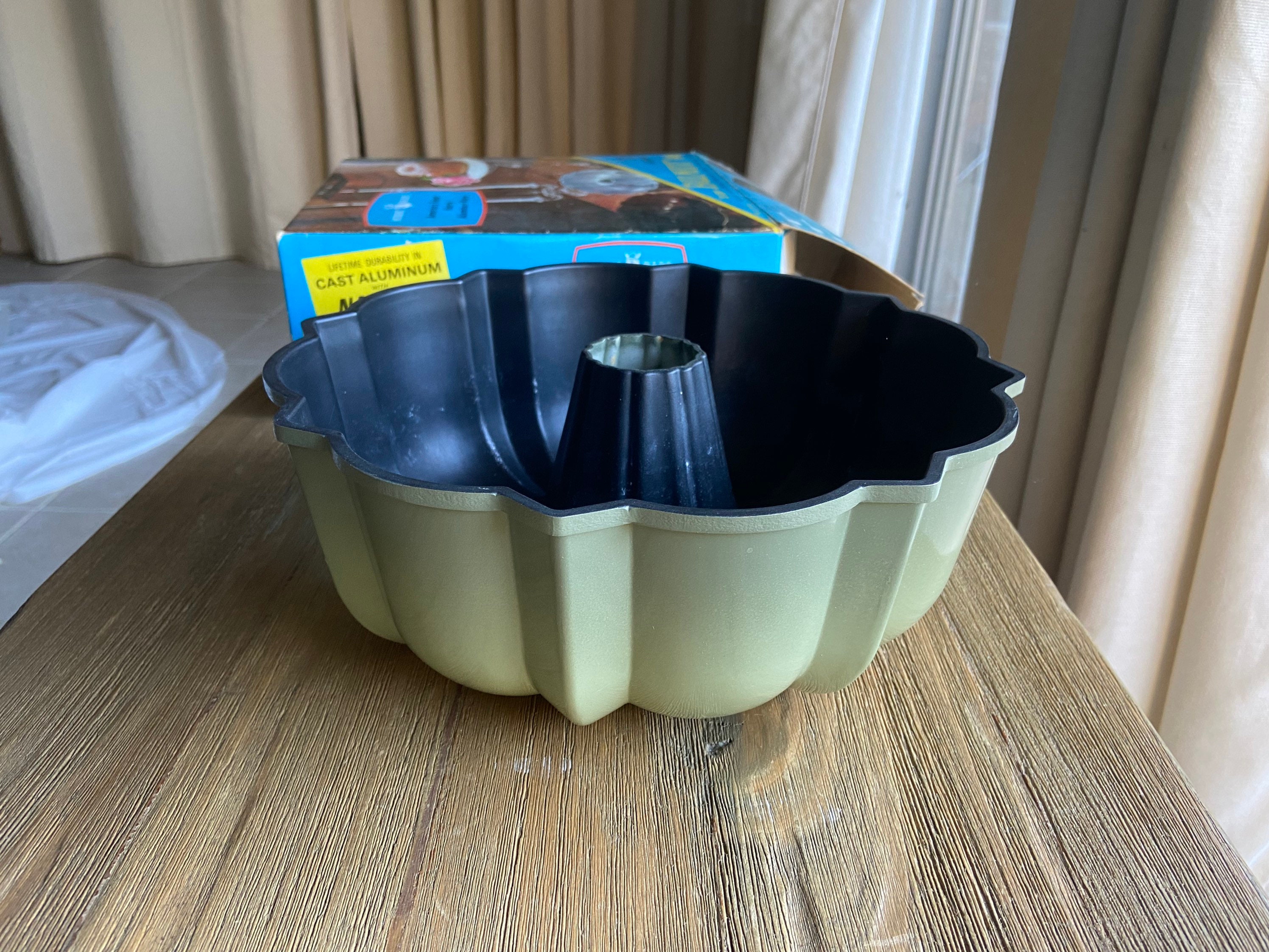 Vintage Nordicware Avocado Green 12 Cup Bundt Pan in Original Box 