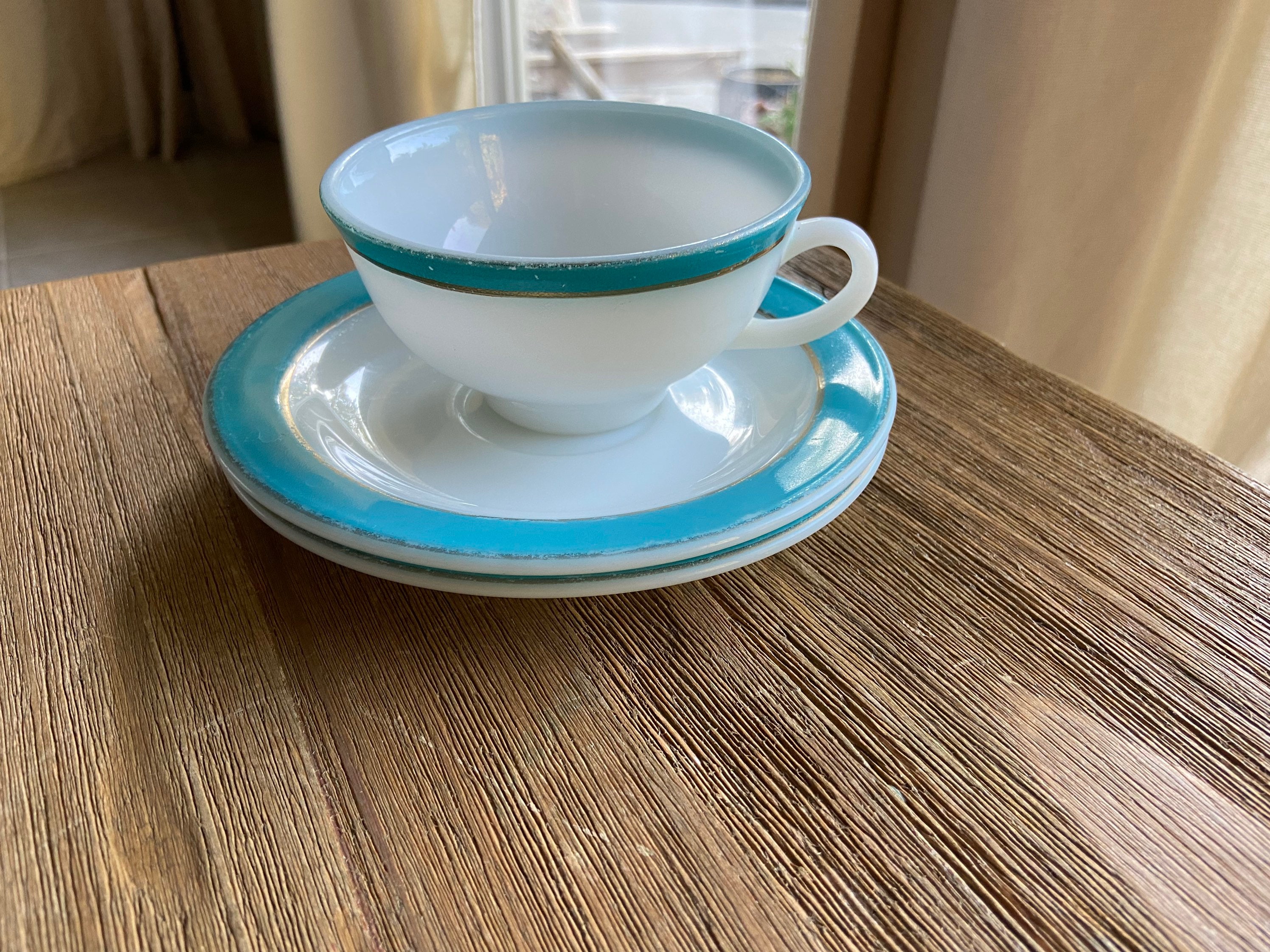 Old Pyrex ターコイズ　ミルクグラス　冷蔵庫ディッシュ Vintage Milk Glass Pyrex Cup and Saucers With Aqua and Gold Trim