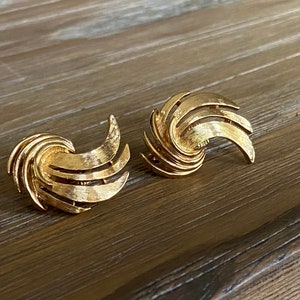 Vintage gold tone clip on earrings