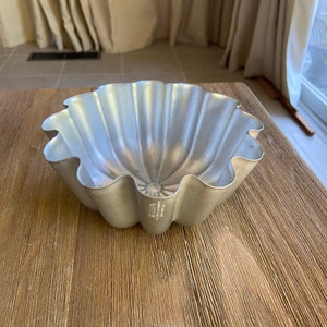 Vintage Mirro Bundt cake mold