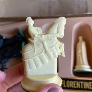 Vintage Gallant Knight chess set