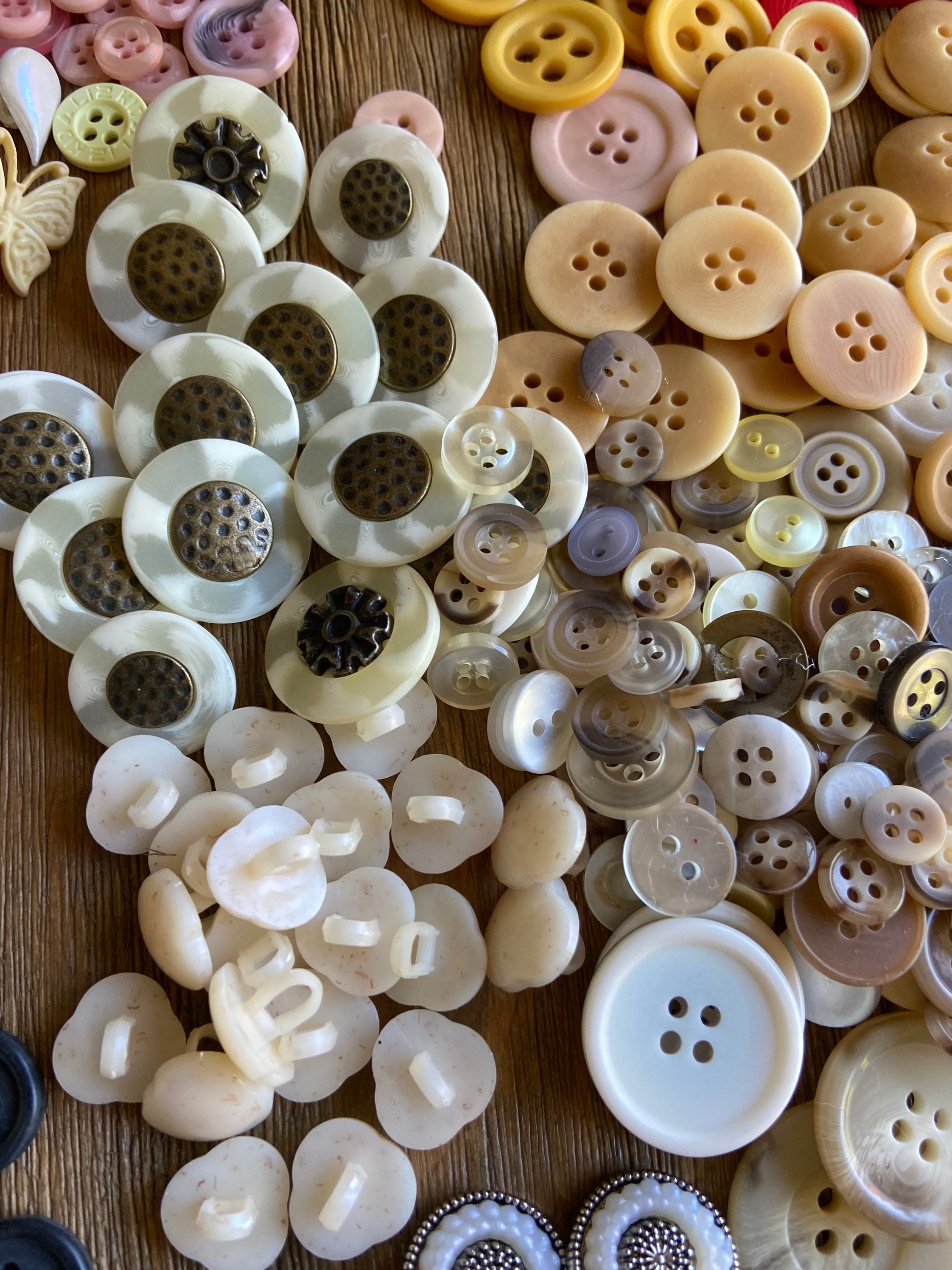 A Guide to Vintage & Antique Buttons: Part II • Adirondack Girl @ Heart