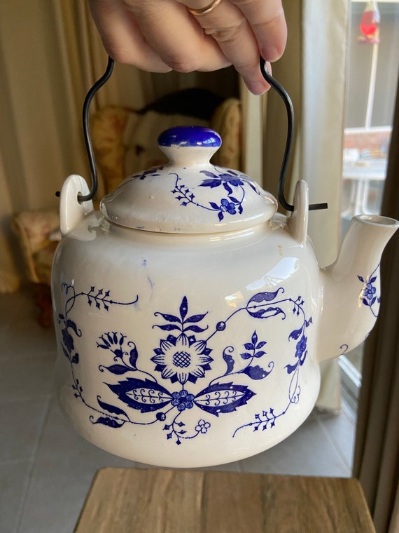 Bouilloire à thé bleue vintage avec fleur blanche, bouilloire à