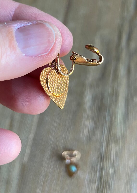 Vintage gold toned heart clip on earrings with gr… - image 6